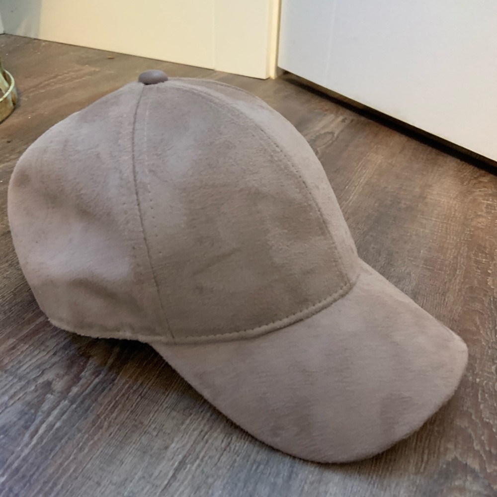 Fitted suede hat